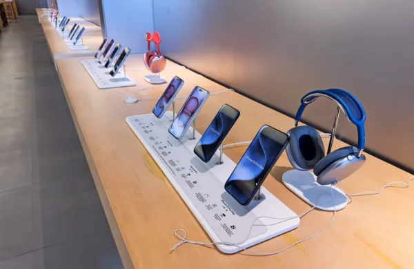 Telefoni  višjega  cenovnega razreda  so    priljubljen  plen  med tatovi  
(fotografija je  simbolična).  