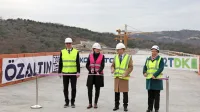 Trak na slavnostni otovoritvi zadnjega viadukta na trasi drugega 
tira Vinjan so prerezali (z leve): generalni direktor 2TDK Matej Oset, 
ministrica za infrastrukturo Alenka Bratušek, premier Robert 
Golob in vodja predstavništva Evropske komisije v Sloveniji 
Jerneja Jug Jerše.