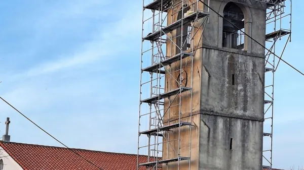  V Kozani od januarja urejajo vrh zvonika. Upajo, da bodo zbrali 
denar za celovito obnovo po Plečnikovi zamisli.