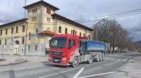 Število tovornjakov skozi Senožeče se kljub  obljubam v zadnjem 
tednu ni bistveno zmanjšalo, opozarjajo domačini.