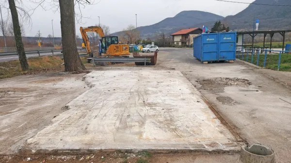 Prejšnji teden so z občinskega zemljišča odstranili zasebni objekt, 
nekdanji gostinski lokal, ki je zapuščen propadal.