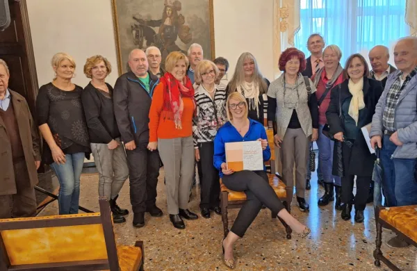 Suzana Todorović s Slovenskim istrskim lingvističnim atlasom med svojimi narečnimi govorkami in govorci, brez katerih ga ne bi bilo. 