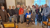 Suzana Todorović s Slovenskim istrskim lingvističnim atlasom 
med svojimi narečnimi govorkami in govorci, brez katerih ga ne bi 
bilo 