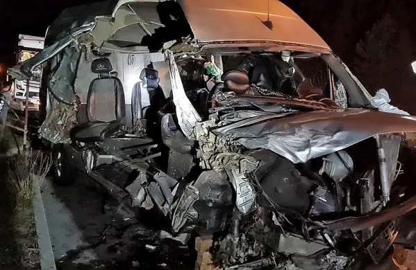 Sežanski  poklicni  gasilci so morali odrezati streho kombija, da so  
prišli do ponesrečenke, nato so  odrezali še sedeže in pomagali 
sežanskim reševalcem, da so jo varno rešili iz objema pločevine.  