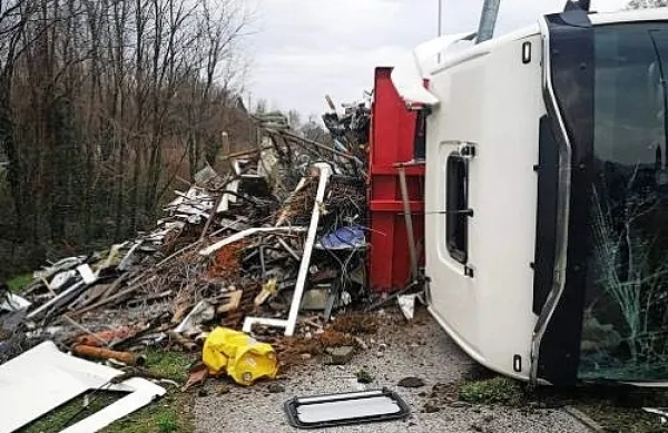 Rožna Dolina: v kroži&scaron;ču na bok s polnim tovornjakom