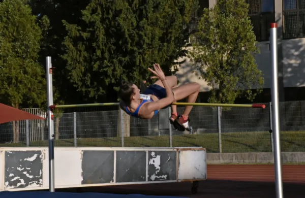 Prvo ime slovenske reprezentance je Lia Apostolovski, ki je letos že 
preskočila 195 cm.