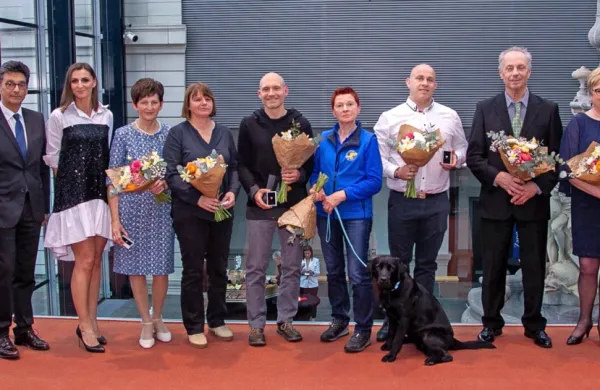 

Med lanskimi finalisti je primorske barve v vseslovenski akciji Dobrotnik leta  zastopala Silva Ferletič (v sredini) s psičko Nali, naslednico Silvine dolgoletne “sodelavke” - Tačke 
Pomagačke Kube. Ob Silvi (levo) zmagovalec akcije Jurij Juhant.