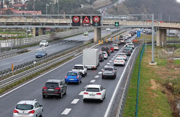 Prometne gneče zaradi del v predoru  Markovec bodo trajale še do 
konca aprila. 