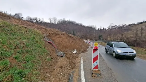 Plaz med Dobrovim in Vipolžami še vedno drsi, sanirali ga bodo  do 
poletja, nato pa cesto razširili. 
