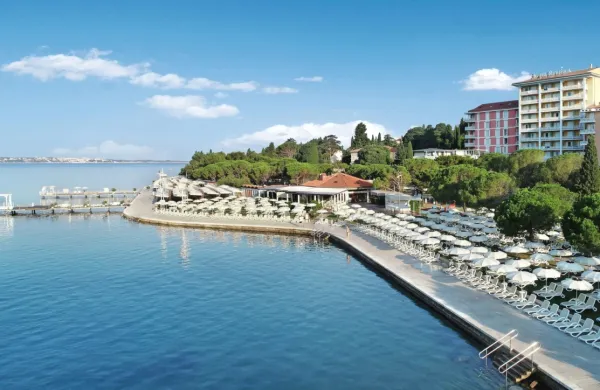 O koncesiji za naravno kopališče Meduza v Portorožu, ki ga že 30 
let brezplačno uporabljajo hoteli LifeClass Hotels & Spa Portorož, 
bodo odločali še v drugem branju-
