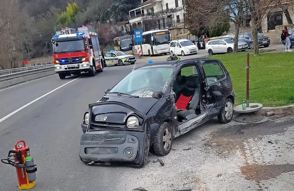 Včeraj zgodaj popoldne se je na glavni cesti pri gostilni v Rižani 
zgodila nesreča, ko je 79-letni voznik najverjetneje spregledal 
manjši tovornjak, ki se je približeval iz smeri Črnega Kala, in s 
svojim renault twingom zapeljal na cesto. 