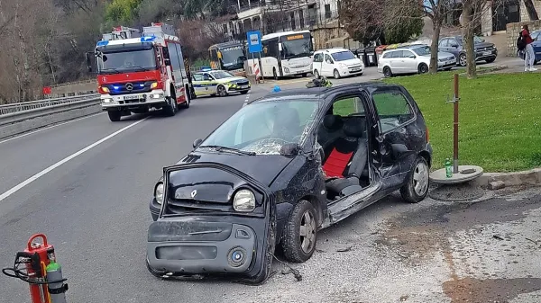 Včeraj zgodaj popoldne se je na glavni cesti pri gostilni v Rižani 
zgodila nesreča, ko je 79-letni voznik najverjetneje spregledal 
manjši tovornjak, ki se je približeval iz smeri Črnega Kala, in s 
svojim renault twingom zapeljal na cesto. 
