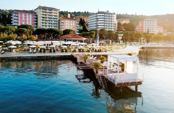 Piranska občina želi za uporabo plaže Meduza podeliti koncesijo in 
pričakuje malo manj kot 100.000 evrov na leto. 