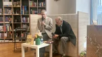 Ivan Vogrič (levo) z Aleksandrom Peršoljo na predstavitvi knjige 
Valentin Matija Živic v Tržaškem knjižnem središču.