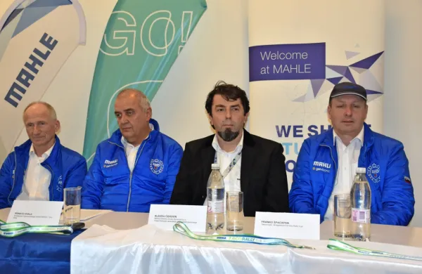 Glavni akterji relija: z leve so predsednik AMD Gorica Miran Mozetič, predsednik organizacijskega odbora 
Renato Hvala, predstavnik podjetja Mahle Klavdij Čehovin in domači tekmovalec Franko Špacapan, ki je 
zmagal na lanskem Mahle Eco reliju.