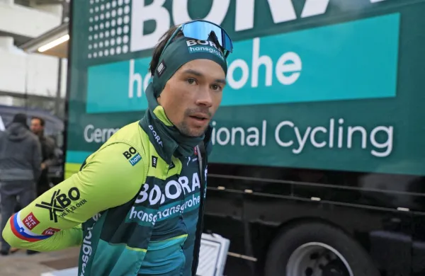 Slovenski as Primož Roglič (Bora-hansgrohe) je prvo preizkušnjo v 
novem dresu končal v času zmagovalca na 17. mestu, a proti 
tekmecem za skupno zmago izgubil nekaj sekund.