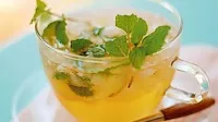 Tudi če v vrel čaj dodamo limonin sok, se bo večina vitamina C 
ohranila. 