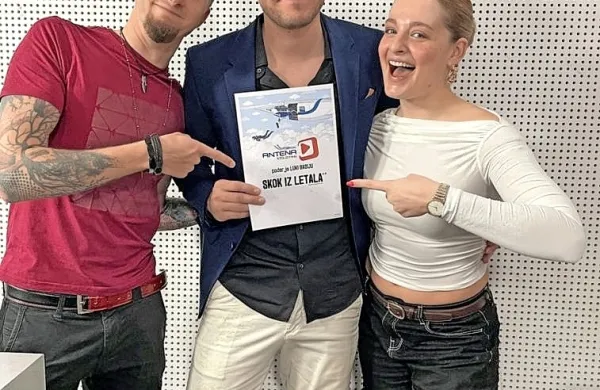 Luka Basi (na fotografiji v sredini) z radijcema Jako Peterko in 
Ondino Kerec.
