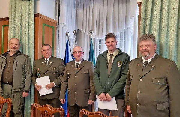 Pogumni lovci lovske družine Rižana (z desne): Bojan Švab, Boris 
Cunja in Mladen Miklavčič, predsednik družine Fabio Steffe in 
predsednik Lovske zveze Slovenije Alojz Kovšca.