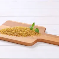 Bulgur tradicionalno pripravljajo iz pšenice durum, in sicer tako, 
da ga delno skuhajo in nato sušijo.