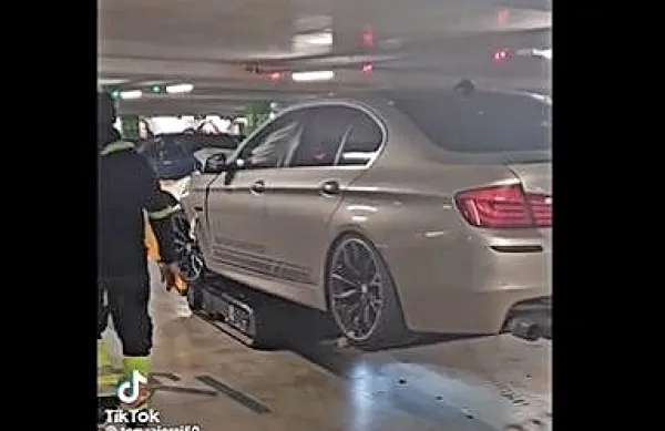 Policija je tudi obravnavala eno prometno nesrečo, v kateri je bil 
udeležen siv bmw s koprsko registrsko številko, je razvidno iz 
posnetkov, objavljenih na družbenih omrežjih.