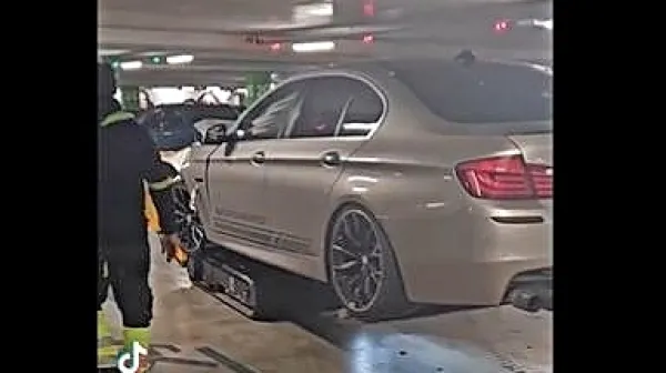 Policija je tudi obravnavala eno prometno nesrečo, v kateri je bil 
udeležen siv bmw s koprsko registrsko številko, je razvidno iz 
posnetkov, objavljenih na družbenih omrežjih.