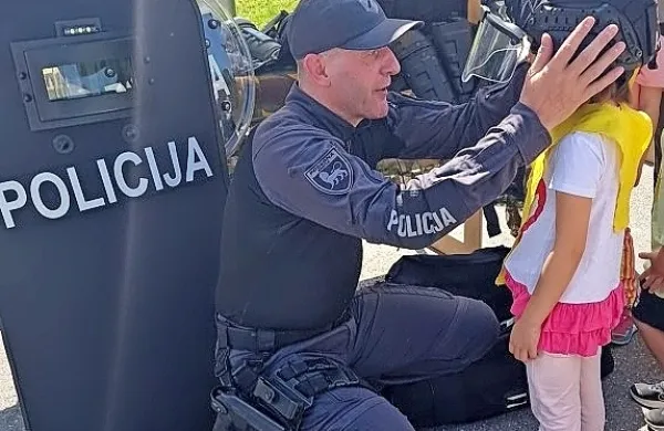 Idrijski policisti bodo jutri predstavili svojo opremo in delo.