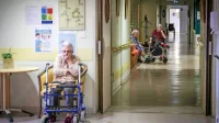 Pravica do oskrbovalca družinskega člana naj bi ljudem, ki ne 
morejo več skrbeti zase, omogočila, da ostajajo doma v oskrbi 
svojcev, ti pa od države dobijo nadomestilo za izgubljeni dohodek. 