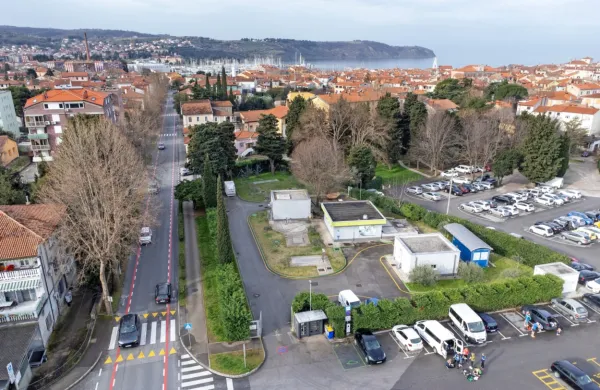 Prvo ozko grlo je fekalno črpališče (objekti desno) nasproti stadiona, ki ni dovolj zmogljivo. Če bo občina sledila 
izsledkom študije, se obeta, da bodo prekopali Cankarjev drevored (ulica na levi) in Sončno nabrežje.