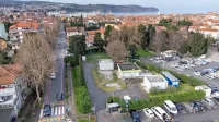 Prvo ozko grlo je fekalno črpališče (objekti desno) nasproti stadiona, ki ni dovolj zmogljivo. Če bo občina sledila 
izsledkom študije, se obeta, da bodo prekopali Cankarjev drevored (ulica na levi) in Sončno nabrežje.