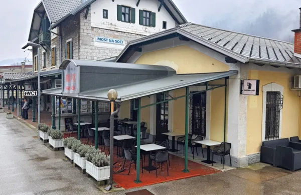 Osumljeni, ki je v četrtek  zvečer  z  nožem  vzel  življenje  mlademu  
domačinu,  je    za  zapahi solkanskega pripora. O motivu na  policiji  v  
petek  še  niso  govorili,  po nekaterih    pripovedovanjih naj  bi  se  v  
lokalu  sporekli zaradi prižgane  cigarete.   