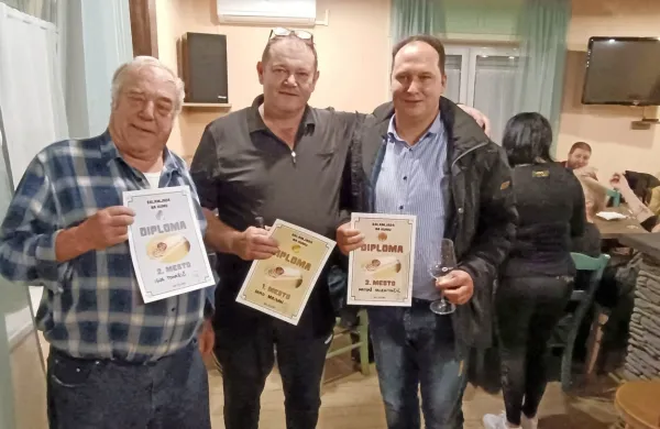 Prinašalci treh najboljših šalamov na Humu (z leve): drugi najbolje 
ocenjeni domačin Igor Tomažič, zmagovalec Samo Beridan in 
Matjaž Valentinčič iz Podsabotina. 