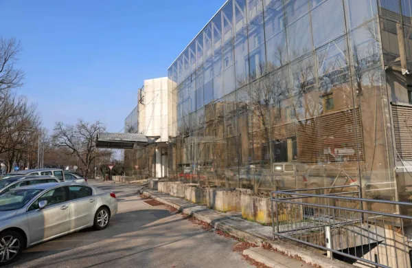 Razvpita stavba za sodišča na Litijski cesti je prodajalcu in ljudem 
okrog njega prinesel milijone.