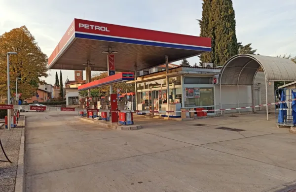 Italijanski  mediji so  pred  dnevi poročali, da  je  v  zaporu  v Padovi  
umrl  eden  od    obsojenih  zaradi  ropa  šempetrskega   bencinskega  
servisa.  