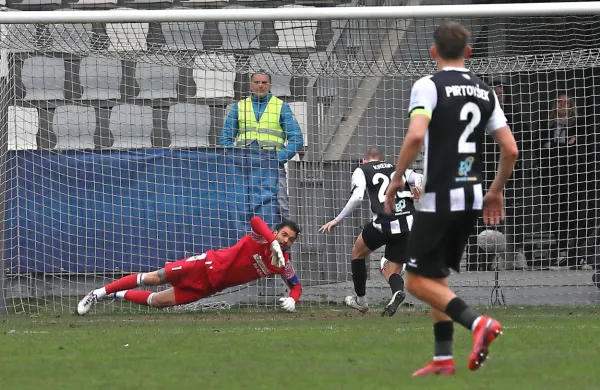 Ključni trenutek nedeljskega popoldneva na koprski Bonifiki. Tako je Oliver Kregar v sodnikovem dodatku prvega polčasa za že končnih 2:1 
premagal domačega vratarja Jana Koprivca.