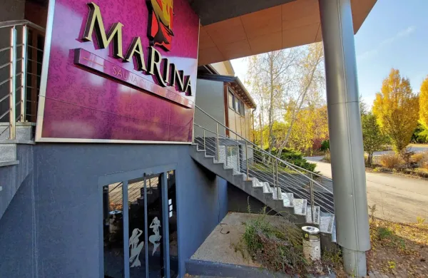 Včeraj so  znova  pregledovali  posnetke  dogajanja  za  vrati  nočnega  
kluba  Marina.  Tudi tokrat  so  obravnavo  zaprli  za javnost. 