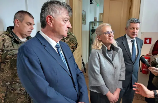 Državni sekretar Rudi Medved, ravnateljica Elizabeta Zgonc in 
postojnski župan Igor Marentič na srečanju, kjer je ministrstvo za 
obrambo vsem predstavnikom vrtcev in šol predstavilo, kako 
bodo odslej potekale dejavnosti na Počku.