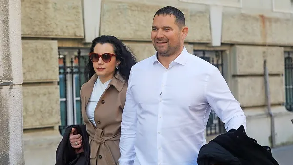 Rok Snežič in njegova odvetnica Anita Peček Stramšak sta bila 
prešerne volje ob prihodu na sodišče in odhodu z njega. 