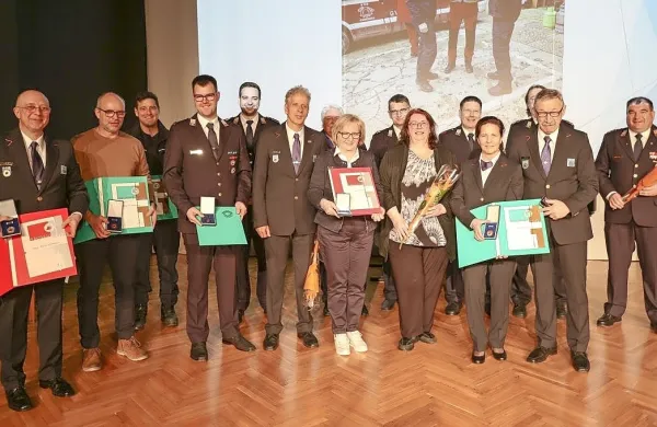 Nagrajenci na skupni fotografiji v družbi poveljnika Civilne zaščite 
RS Srečka Šestana.  