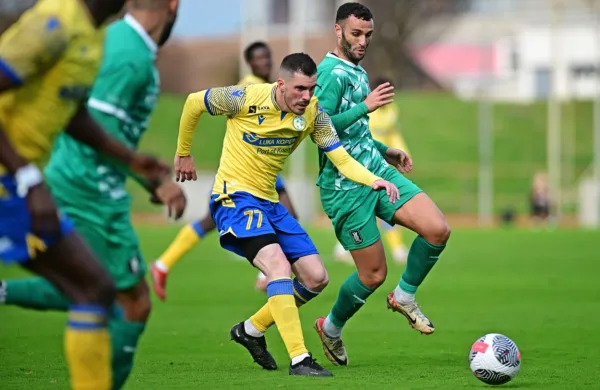 Enej Jelenič (št. 77) je po zgodnjem ljubljanskem zadetku hitro 
izenačil in podal za drugi koprski gol. 