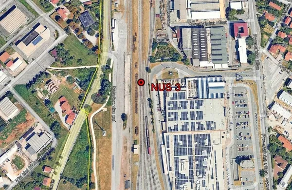 Bomba leži na razdalji 30 metrov severno od nekdanjega maloobmejnega prehoda v Solkanu.