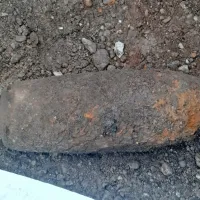 Gre za letalsko bombo, težko 100 kilogramov, z enim vžigalnikom. 