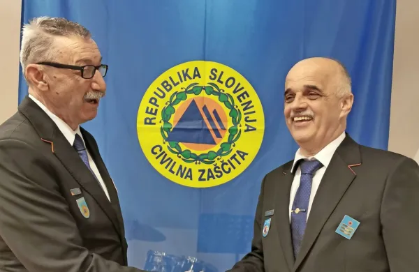 

Poveljnik Civilne zaščite  Srečko Šestan in dobitnik plakete Civilne 
zaščite  Edi Melinc