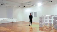 Nežka Zamar med svojimi deli v Galeriji Loža v Kopru, kjer bodo 
razstavljena vse do maja. 