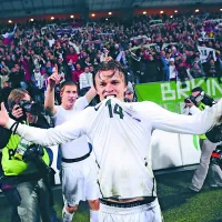 Zlatko Dedić (za njim je Valter Birsa) po tekmi proti Rusiji (1:0), na kateri 
je dosegel odločilni gol za uvrstitev Slovenije na SP v Južni Afriki.