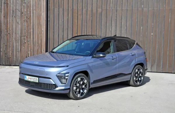 

Na voljo sta dve izboljšani bateriji, ki imata kapaciteto 48 ali 65 
kWh, kar v praksi pomeni okrog 370 oziroma 500 kilometrov 
dosega.