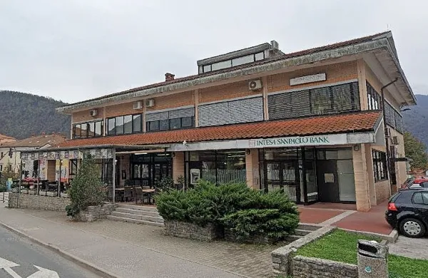 Kriminalisti  in policisti  še  iščejo  neznance, ki so  v noči na  petek  
vlomil v  enega  od  bankomatov  v  Tolminu.