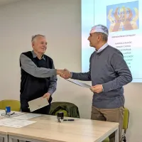 Župan Občine Ankaran Gregor Strmčnik in predsednik Društva 
upokojencev in starejših občanov Ankarana Andrej Jamnik ob 
podpisu pogodbe o izvajanju programa Starejši za starejše. 

 

