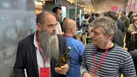 Klepet o vinu: Jean Michel Morel (levo) z domačije Kabaj v Brdih in 
Simon J. Woolf, avtor uspešnice Amber Revolution, ki obravnava 
tudi vrsto slovenskih pridelovalcev.