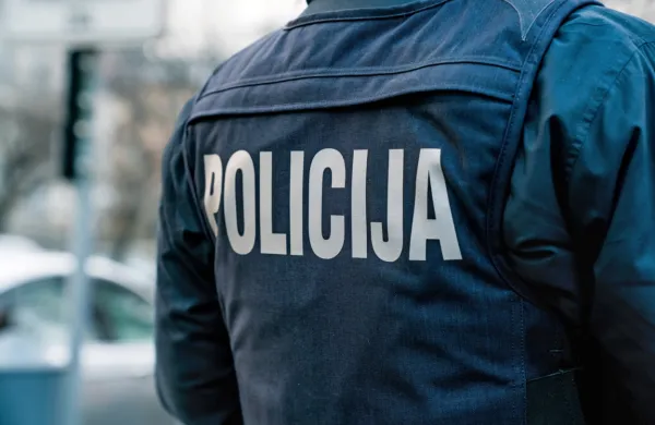 Vipava: iz skladi&scaron;ča bencinskega servisa ukradli tobačne izdelke